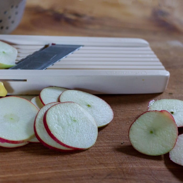 apple slices being cut